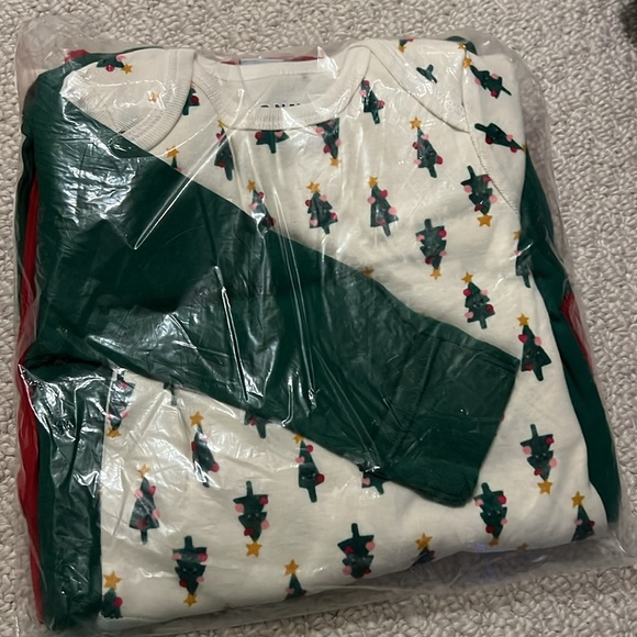 NWT - Old Navy 5 piece holiday layette set for baby. Size 0-3 months. - Picture 7 of 7